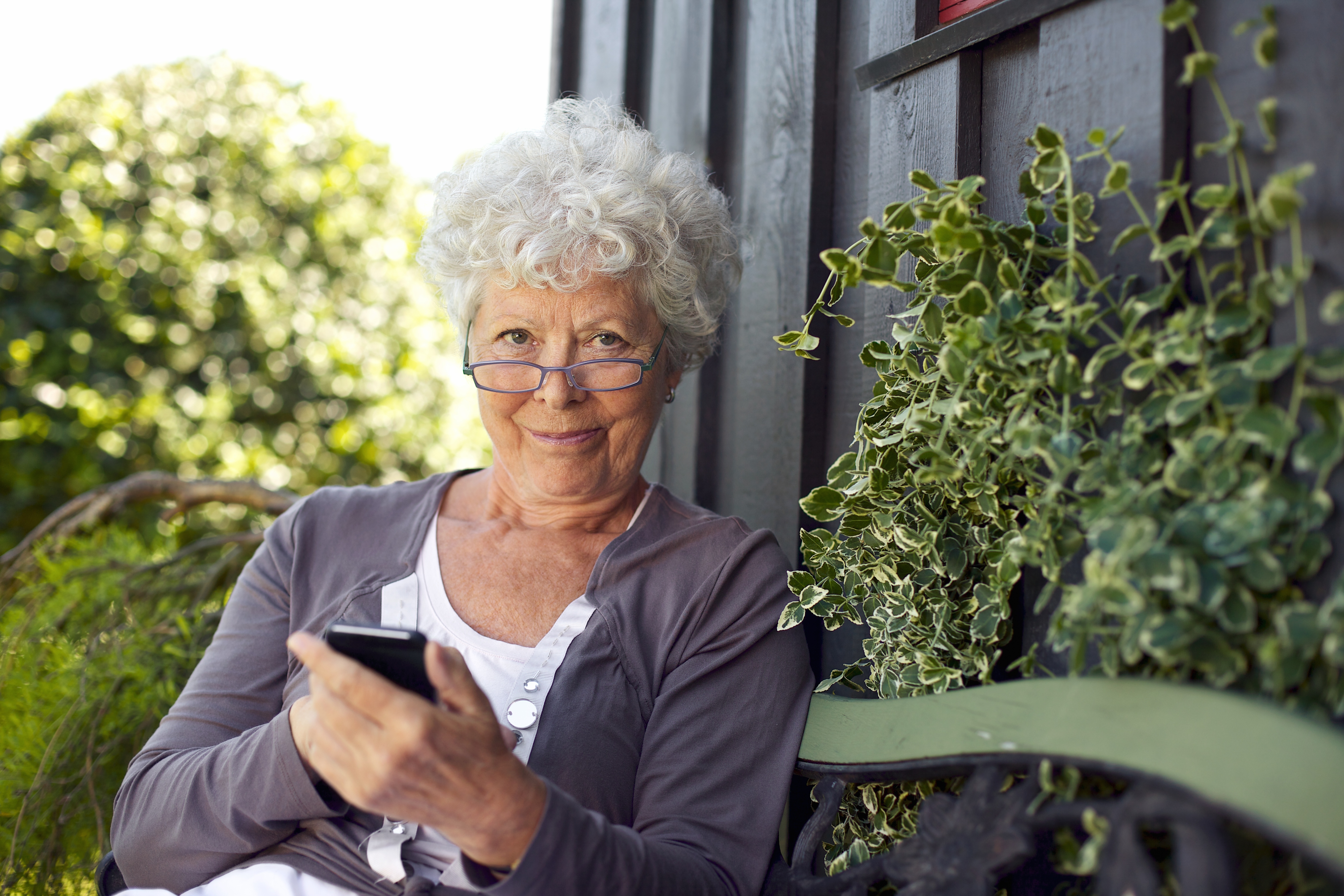 Познакомиться пенсионеру. Бабулька с телефоном. Современная бабушка. Бабушка со смартфоном. Пенсионерка с телефоном.