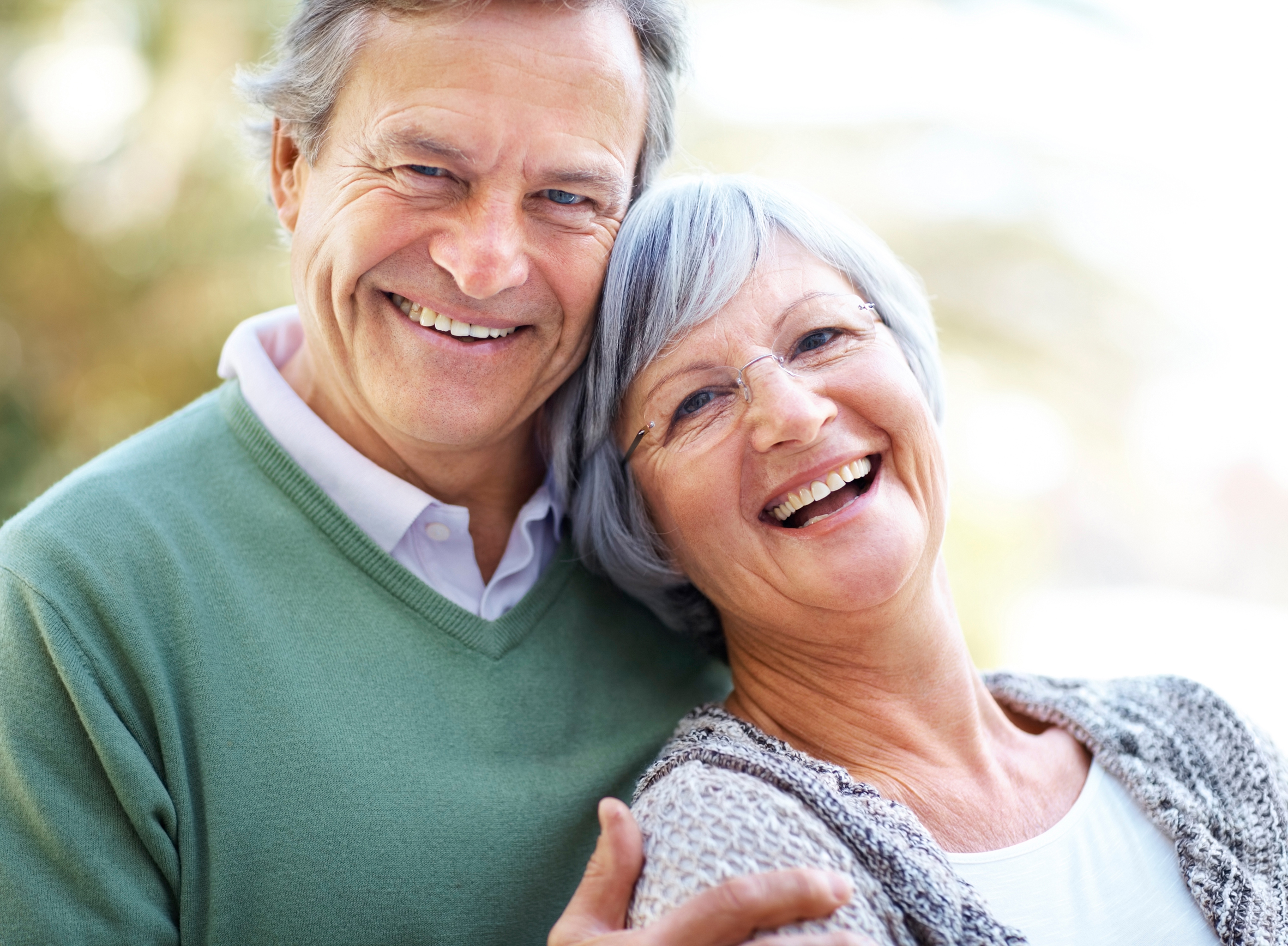 Близкие отношения в возрасте. Счастливые пожилые люди. Пенсионеры. Возраст человека. Счастливые пенсионеры.